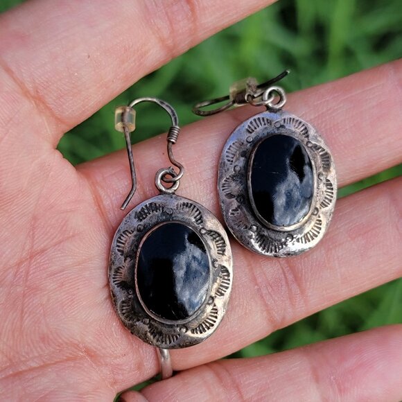 Vintage Native American handmade 925 sterling silver stampwork onyx earrings - Picture 5 of 16